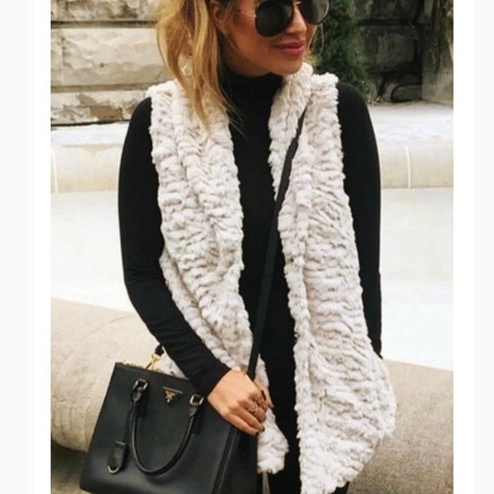 Dylan faux fur vest “true grit” in Bone white 
Size XL